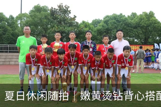 夏日休闲随拍｜嫩黄烫钻背心搭配浅灰瑜伽裤，松弛氛围感拉满